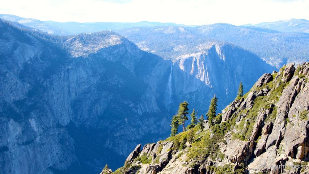 La vue sur la vallée et Yosemite fall en arrière plan