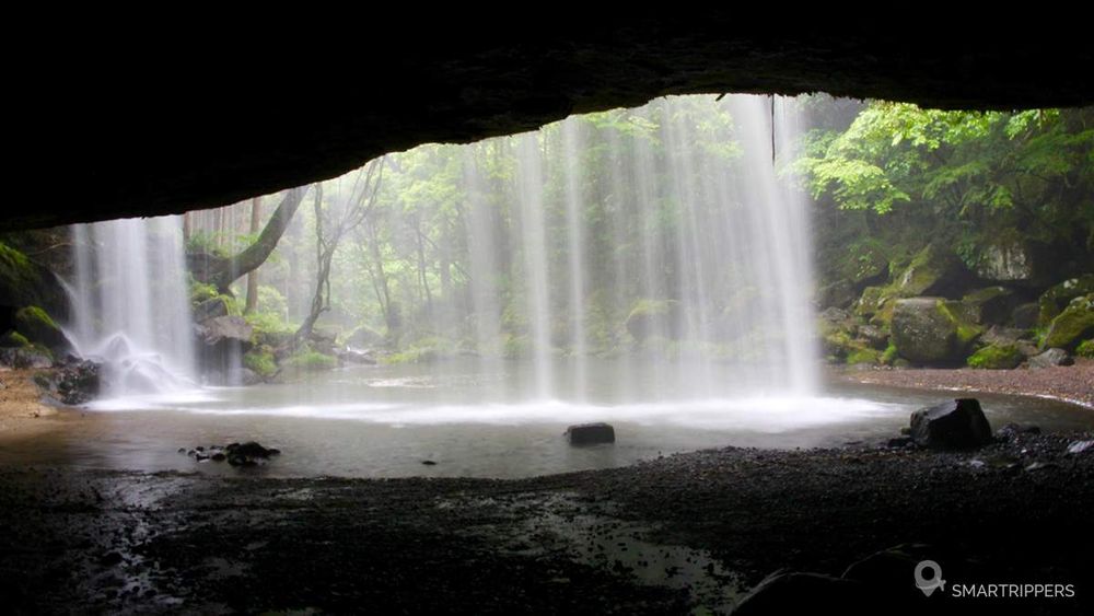 Vue depuis la grotte sous la cascade