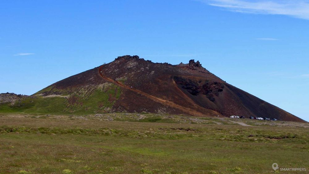 De loin le cône rougeoyant semble presque parfait