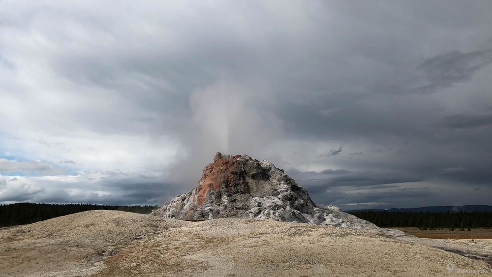 White Dome Geyser en fin d'éruption.