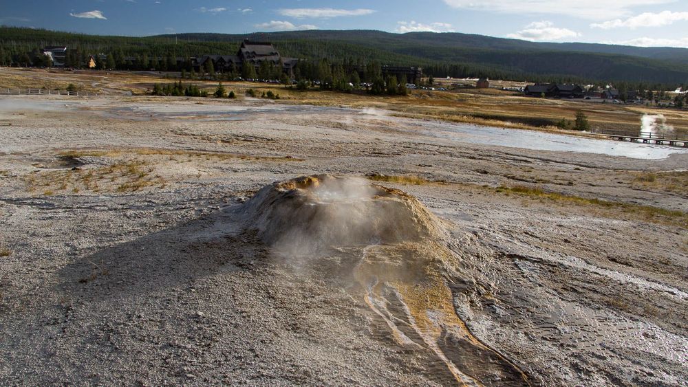 Les éruptions de Sponge geyser se rapprochent d'un bouillonnement.