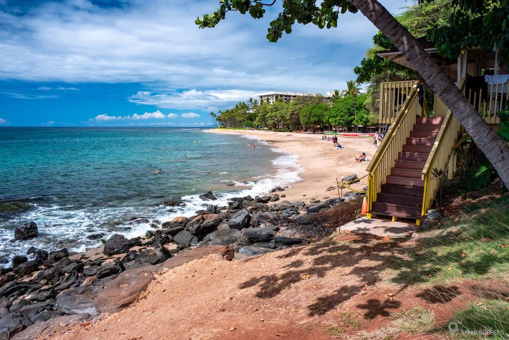La plage côté nord avec le poste de surveillance en premier plan.