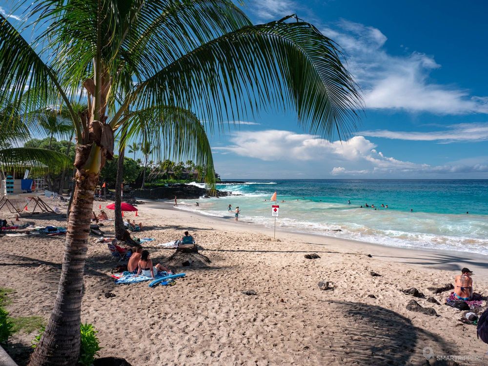 La jolie plage de White Sand Beach, un jour de mer calme