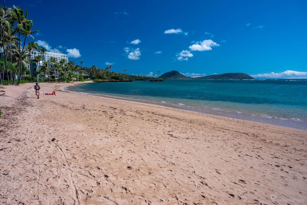 La plage sur la gauche