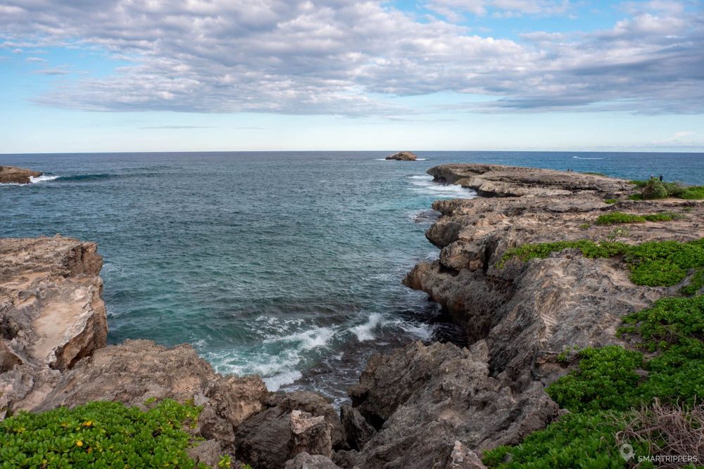 Vue d'ensemble du cap rocheux