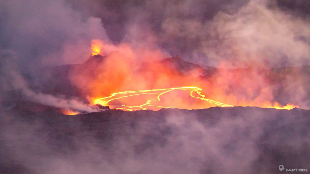 Le lac de lave qui s'illuminait à la tombée de la nuit lorsque l'éruption était en cours