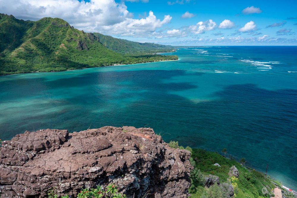La baie de Kahana au sommet du Crouching Lion