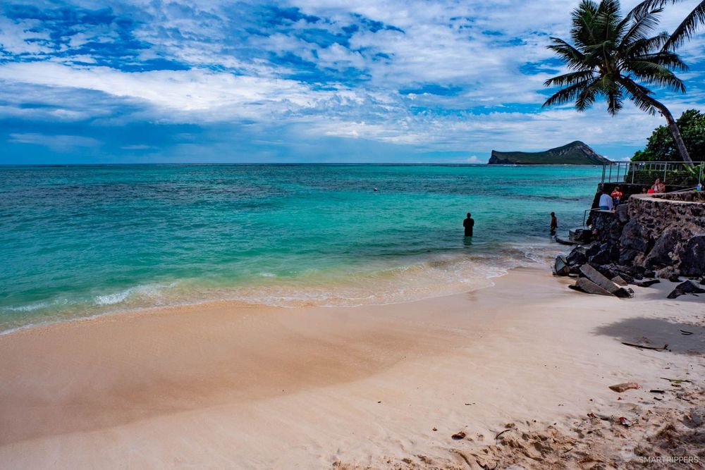 La jolie plage et ses eaux émeraude