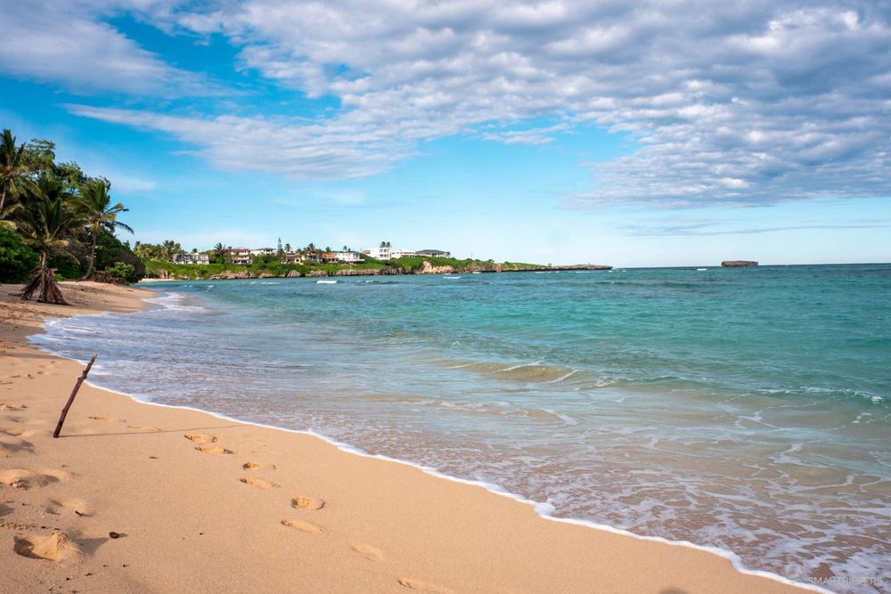 La plage côté nord, Lā'ie Point dans le fond