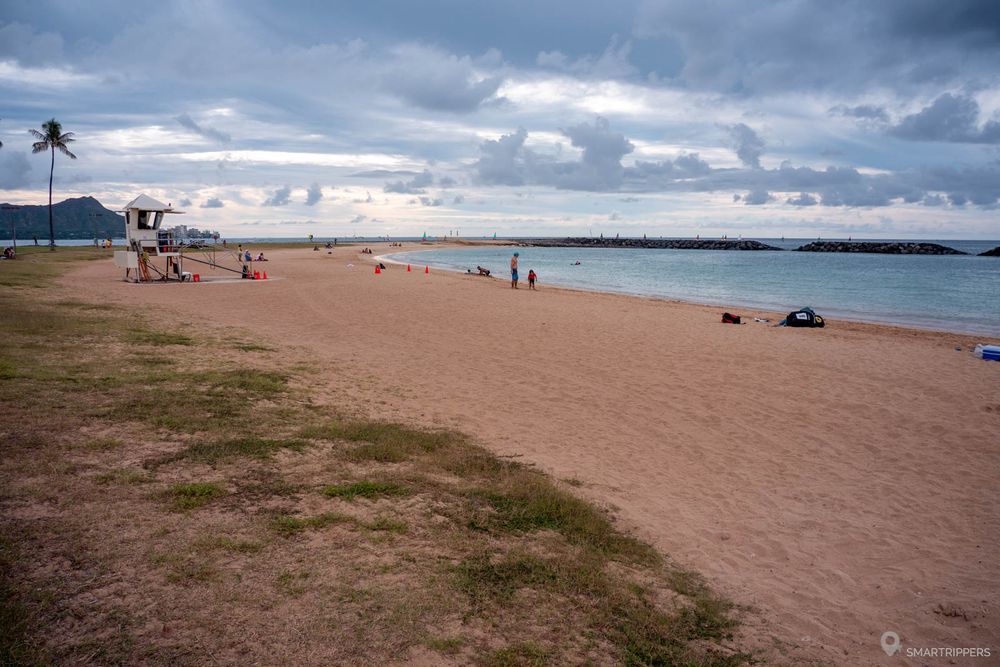 La plage donnant sur le Magic Island Lagoon