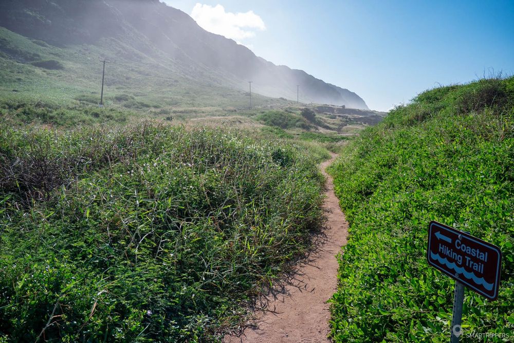 Le début du Ka'ena Point Trail qui mène au bout du cap, par le côté nord