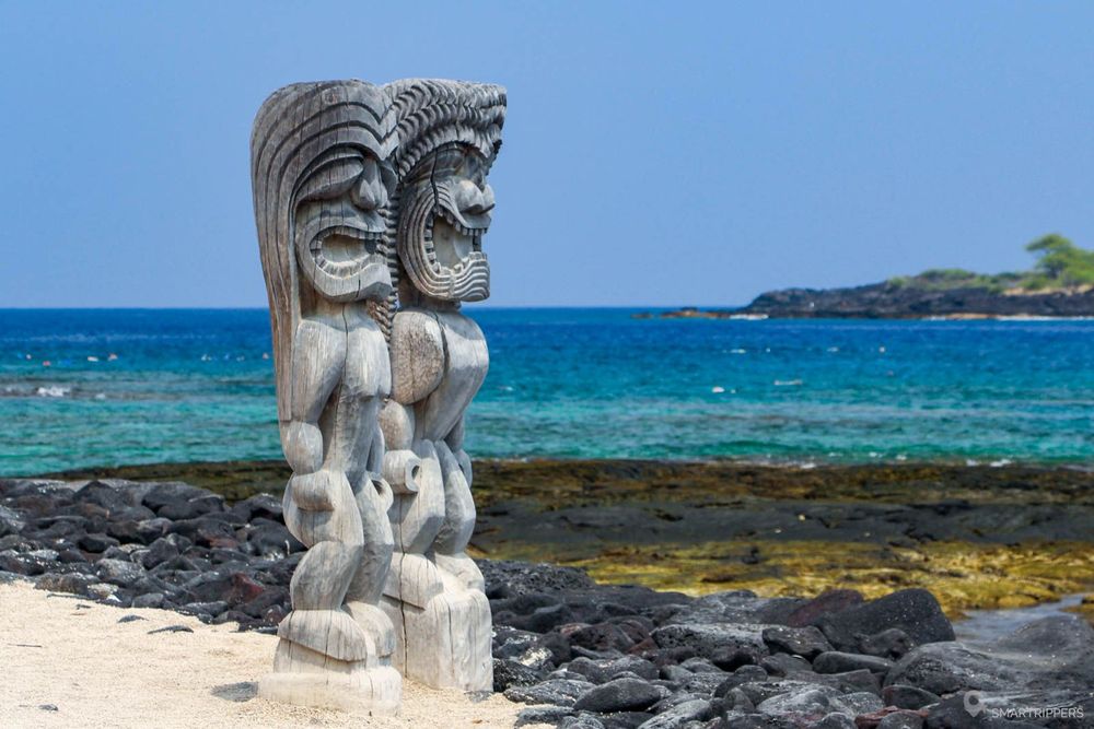 Deux ki'i de bois face à l'océan