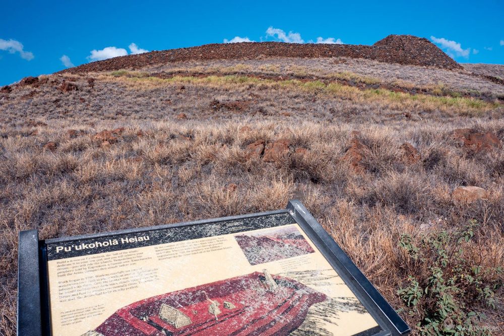 Autre vue du Pu'ukohola Heiau après un panneau informatif