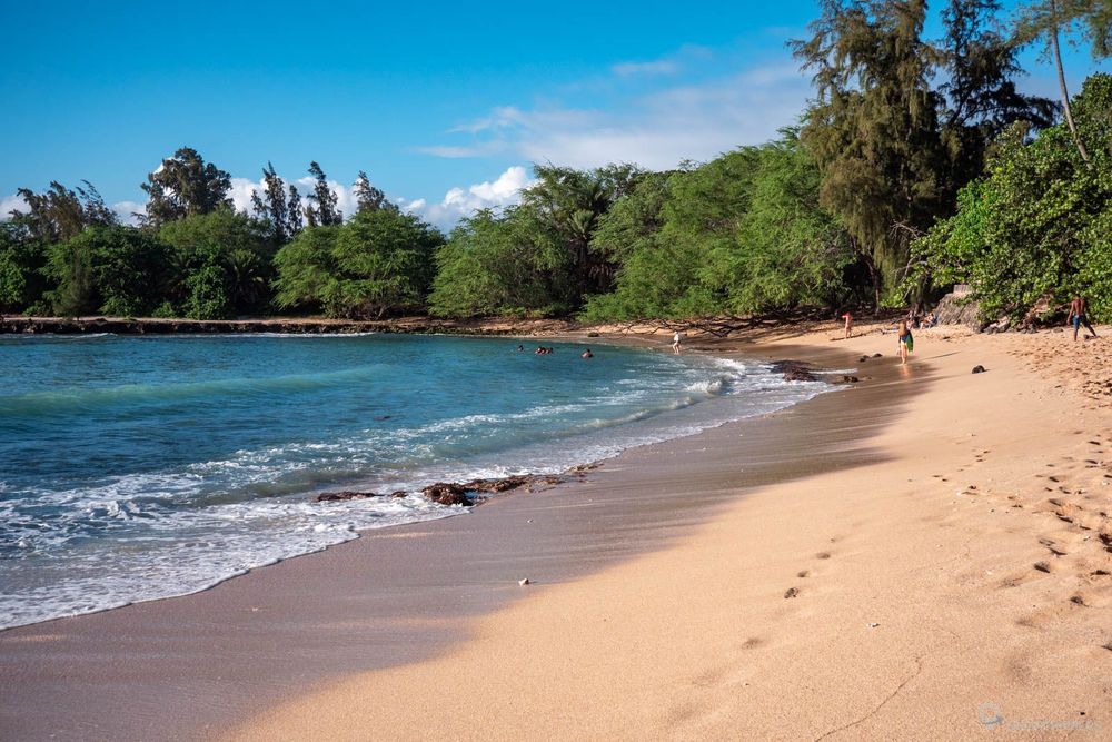 La plage le long de la petite baie