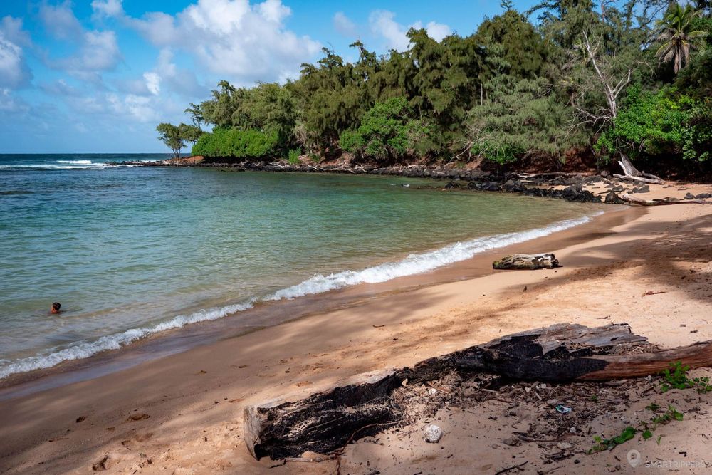 Les eaux calmes au bout d'Anahola beach.