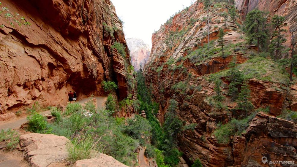 Le sentier se faufile dans la gorge