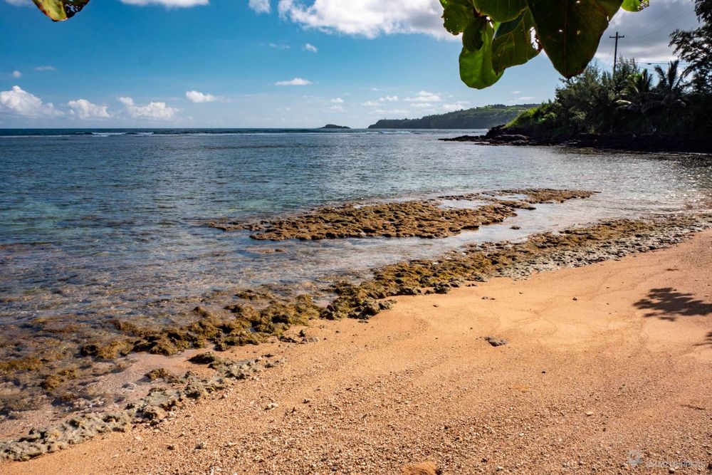 Les eaux calmes d'Anini beach.