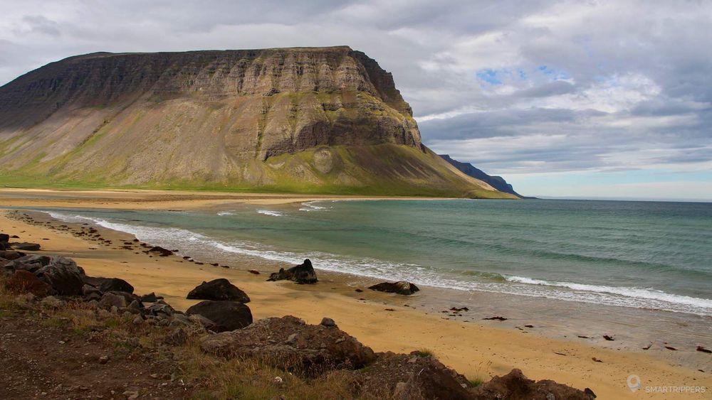 Plage de sable au bord d'Arnarfjörður