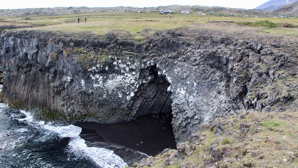 Une grotte de basalte à Arnarstapi, visible depuis le belvédère.