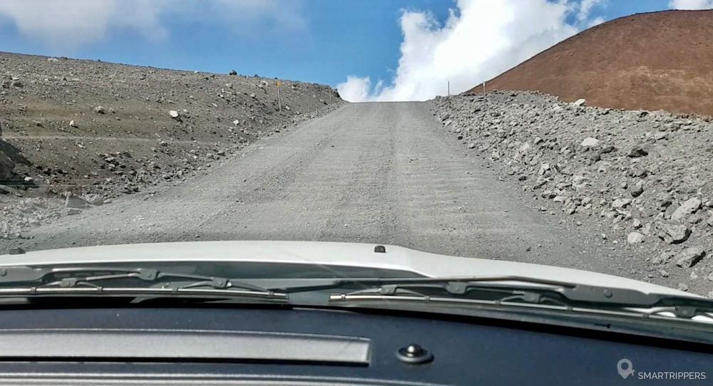 Sur la piste qui mène au sommet du Mauna Kea.