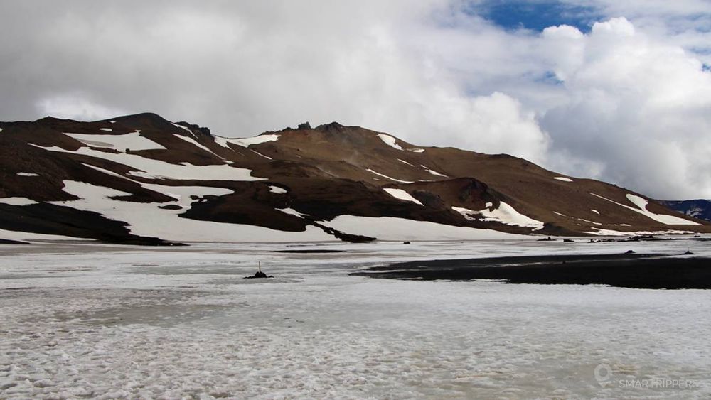 Le sentier traverse des névés