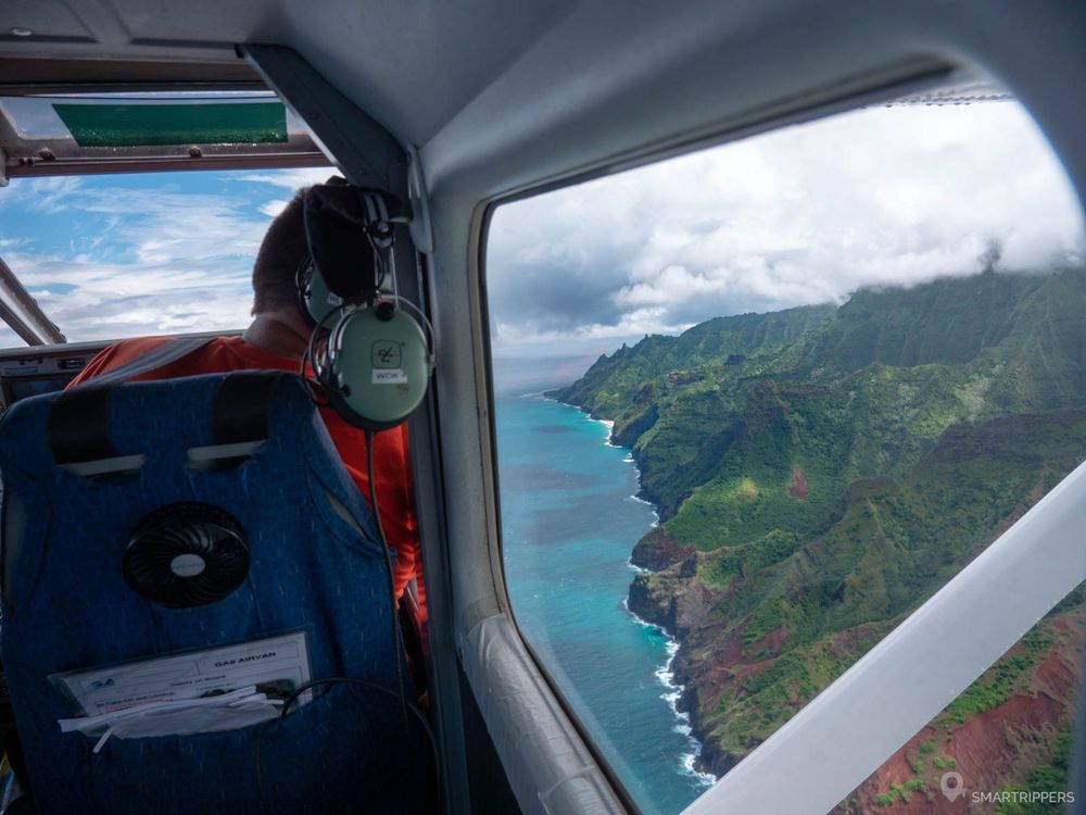 Flo à la fenêtre au dessus de la Nā Pali coast.