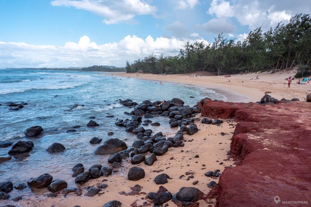 Vue d'ensemble de la plage depuis la pointe rougeâtre.
