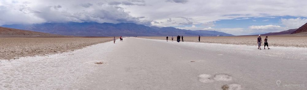 L'immense lac asséché à Badwater Basin