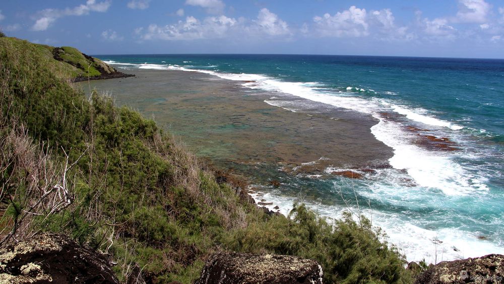 Panorama sur la barrière de corail au bout du sentier.