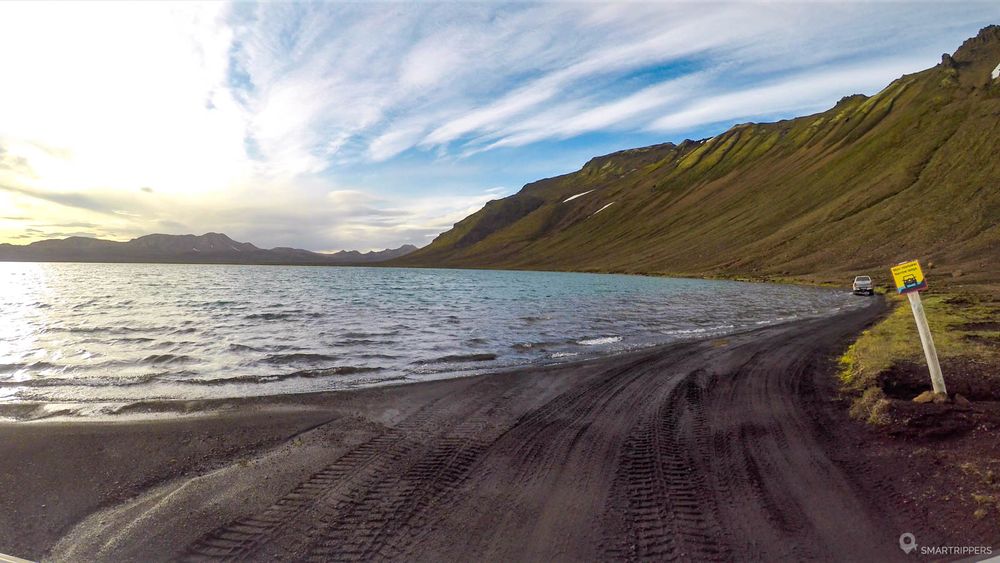 La piste disparaît dans le lac!