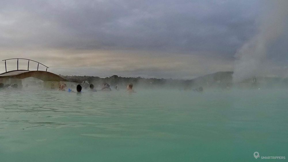 Dans les eaux chaudes du Blue Lagoon.