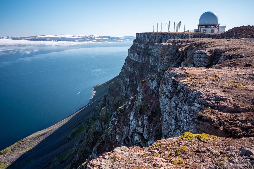 Vue vertigineuse depuis les falaises de Bolafjall.
