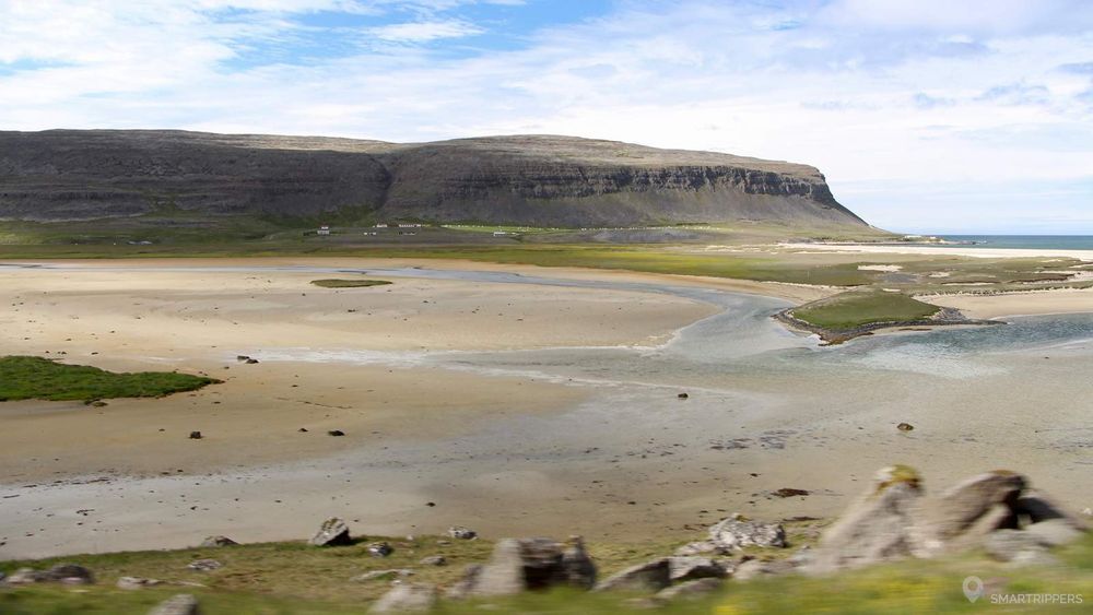 Jolie plage de sable blanc près du village de Breiðavík.
