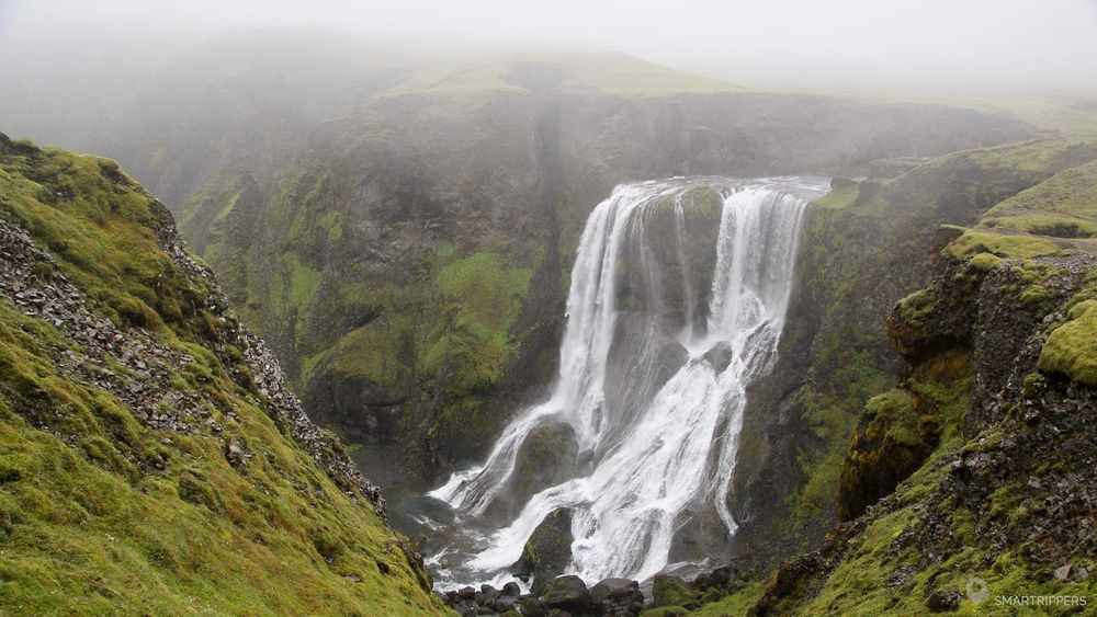 Cascade de Fragifoss dans le brouillard.