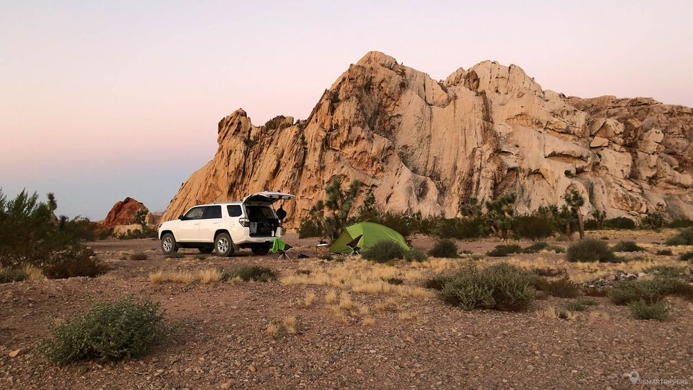 Lever de soleil sur notre campement sur un parking désert près de Whitney Pocket.