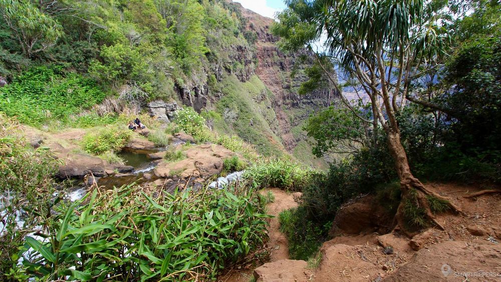 Vue juste en haut de la cascade, où le sentier semble s'arrêter.