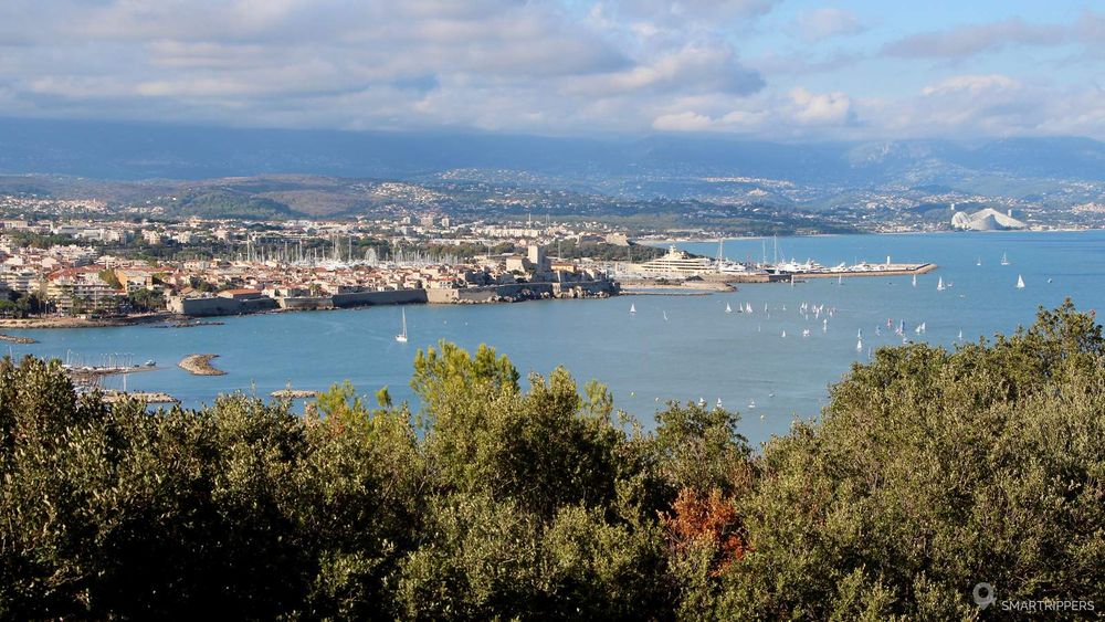 Vue sur Antibes depuis la table d'orientation.