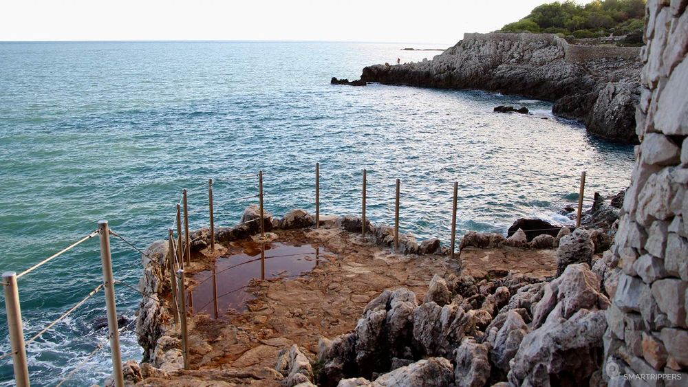 Le sentier passe à flanc de rochers! On ne peut pas être plus près de la mer.