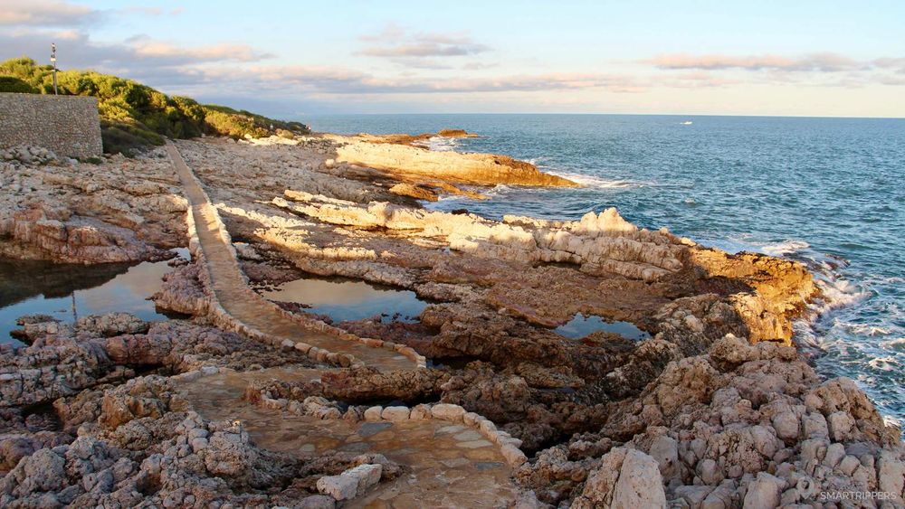 Le chemin avance sur les rochers