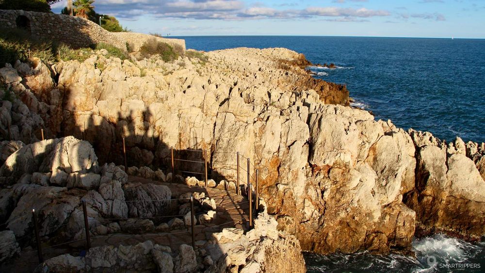 Le chemin serpente en suivant la courbure de la côte