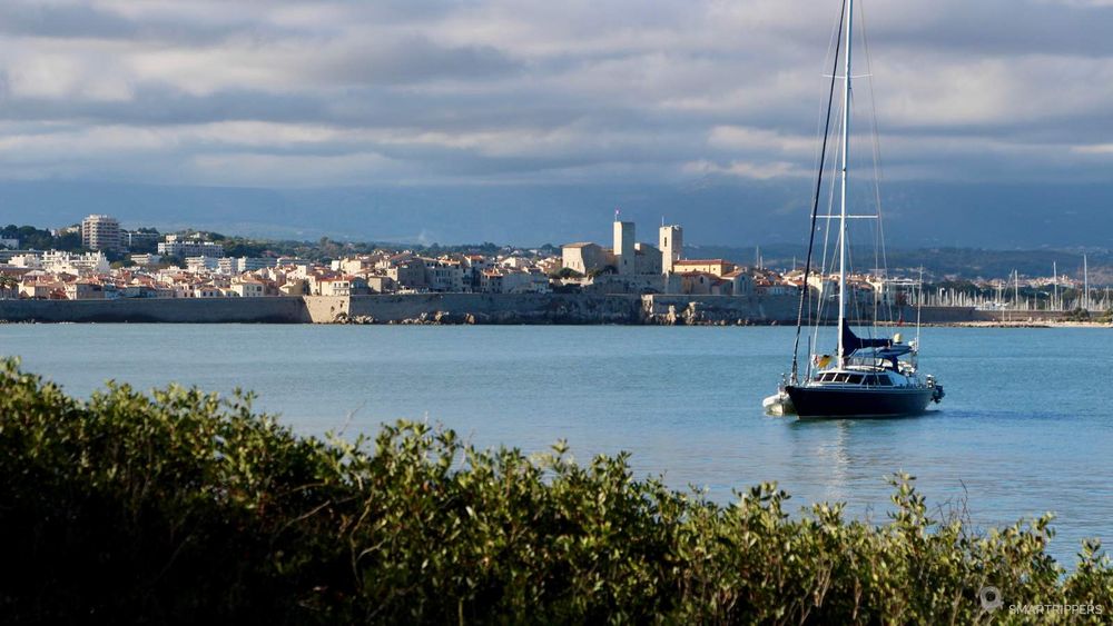 La cathédrale d'Antibes et ses remparts se dessinent au loin.