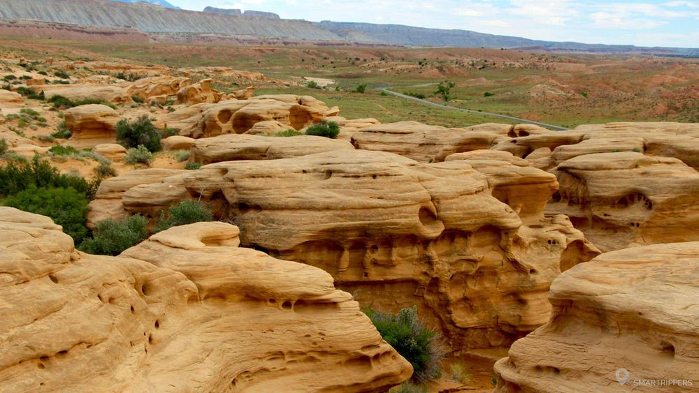 The pretty rock formations on the roadside.