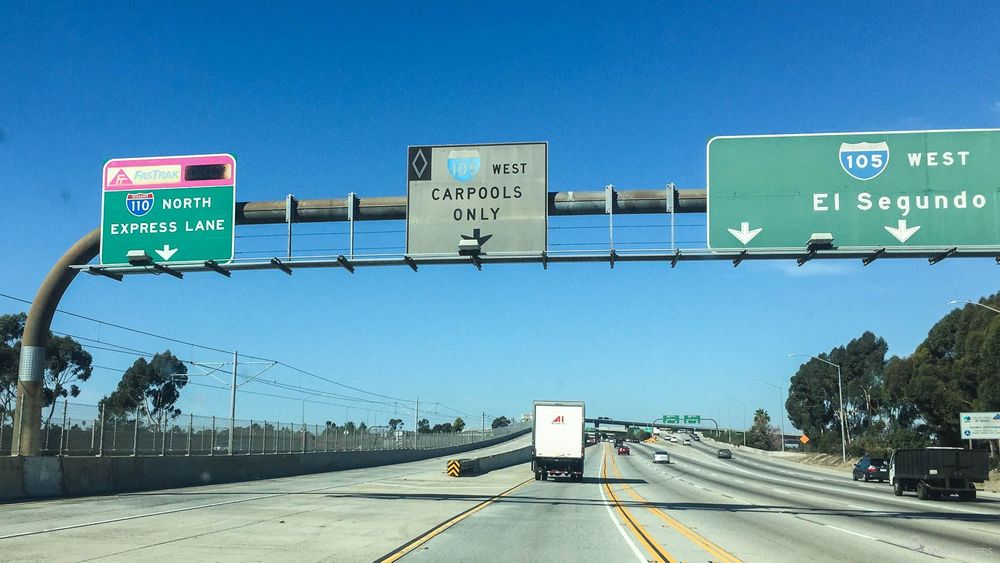 Highway avec une voie express et une voie réservée au covoiturage.