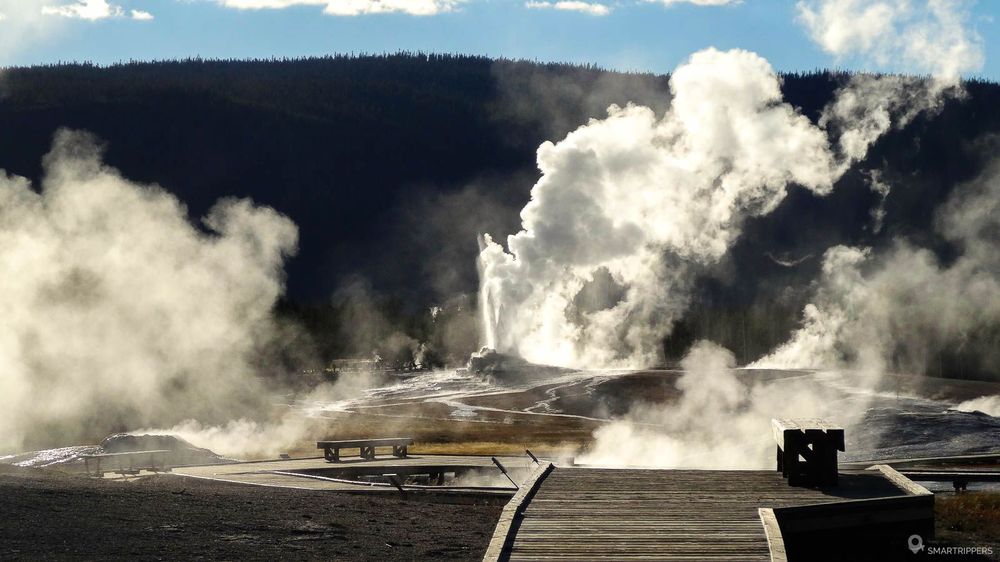 Caste Geyser erupting.