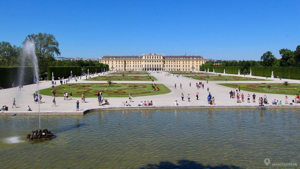 Le château de Schönbrunn depuis l'arrière de la fontaine, depuis le parc.