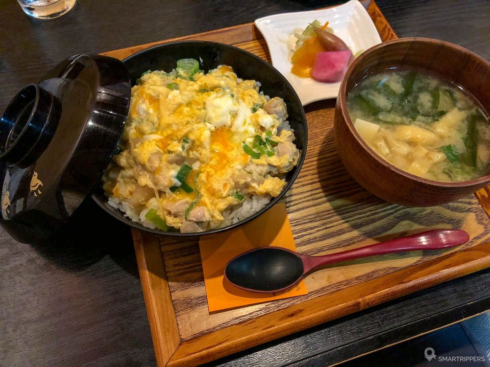 Autre menu avec des l'omelette servie sur du riz.