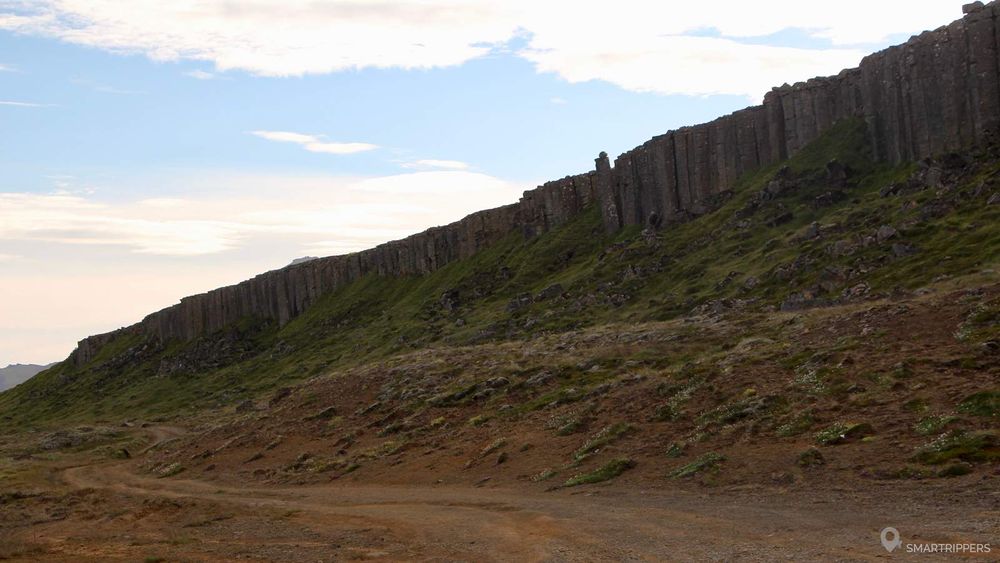 Vue sur les colonnes de Gerðuberg depuis le chemin.