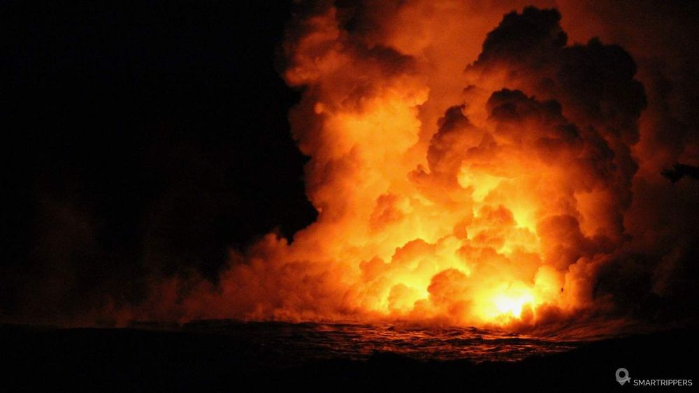 La coulée de lave du Kilauea atteint l'océan.