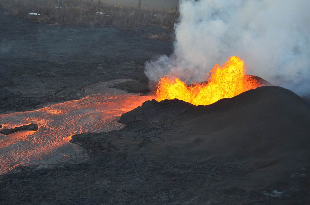 La fissure 8 éjecte un flot de lave continu. Credit: U.S. Geological Survey.