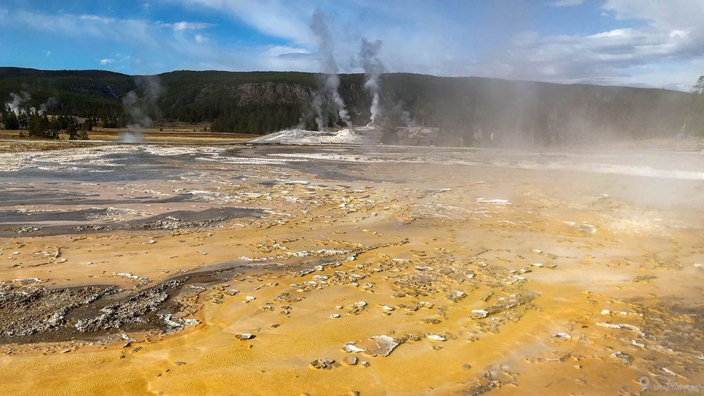 Jolies couleurs orangées près de Sponge Geyser, avec Lion Group dans le fond.